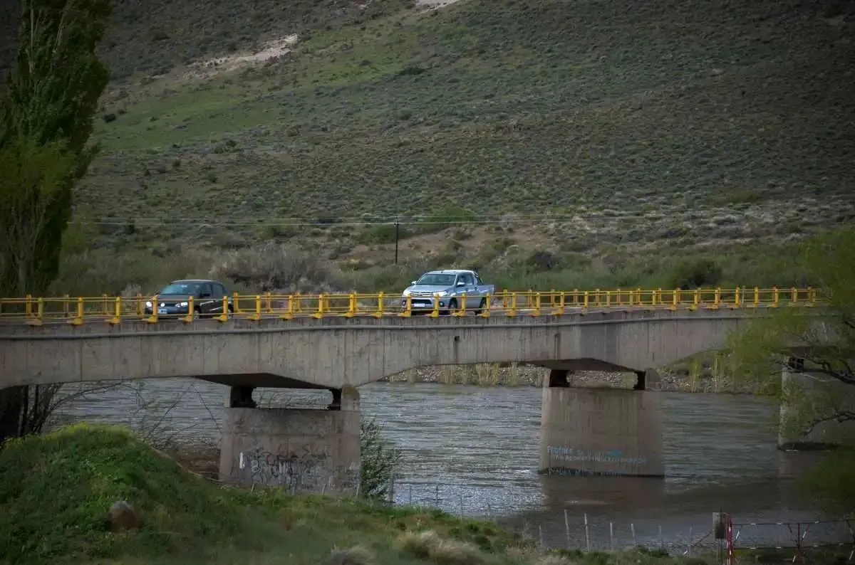 Largas filas y más de 15 minutos para cruzar el puente de La Rinconada