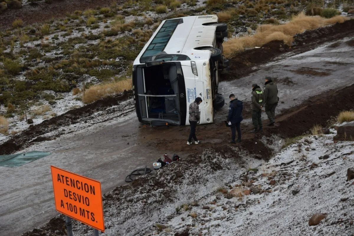 Por el hielo de la mañana, volcó un colectivo en Bariloche: hay 8 heridos