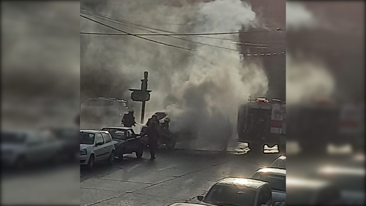Se prendió fuego una camioneta en Roca y Curruhuinca 