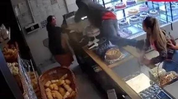 Violento robo en una panadería: se llevaron una caja registradora y escaparon