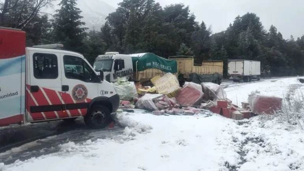 Por el temporal volcó un camión que transportaba alimentos a Villa La Angostura