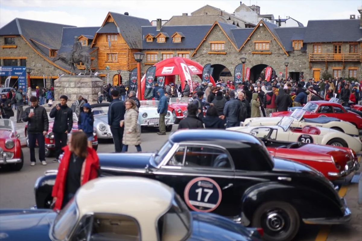 Más de 100 autos clásicos participan en las 1000 Millas Sport en la Patagonia