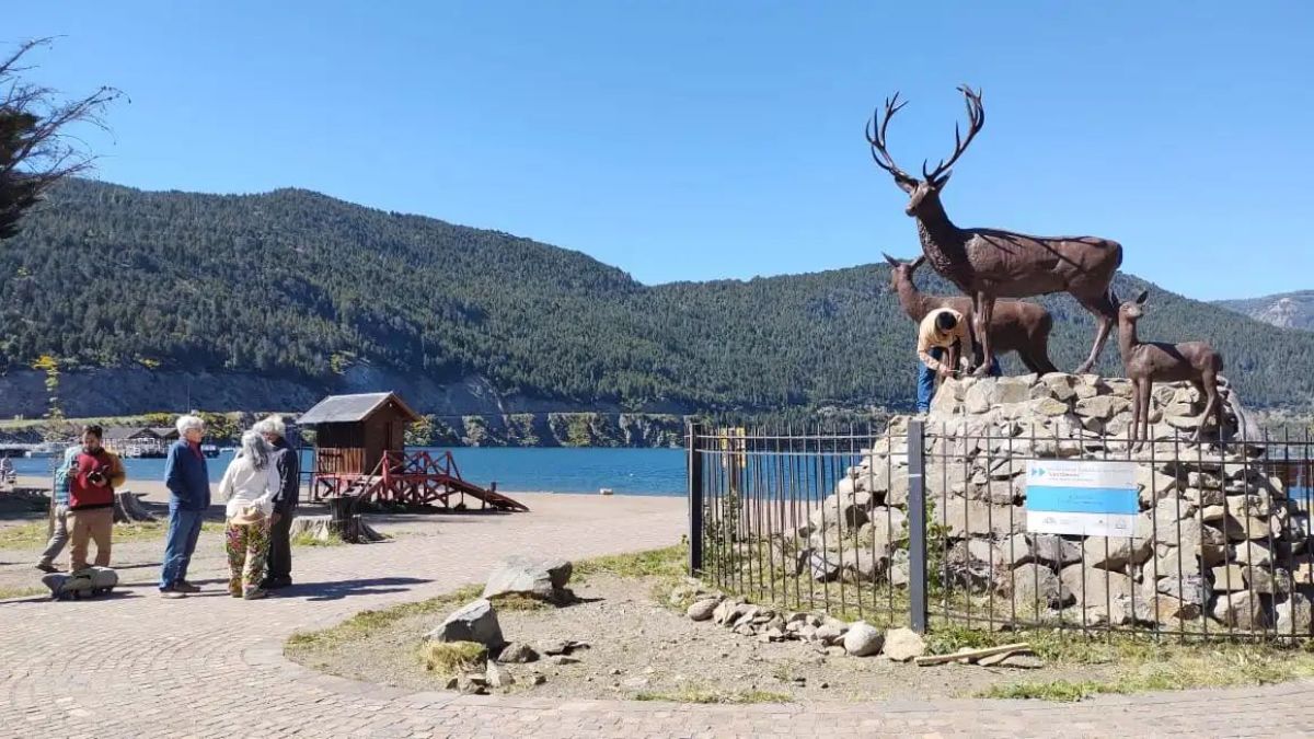 Volvieron a colocar el monumento de los ciervos en la Costanera del lago Lácar