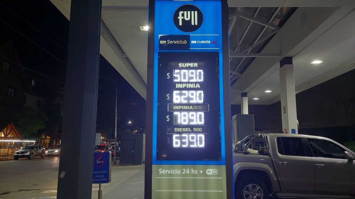 Un litro de combustible premium cuesta casi un dolar oficial