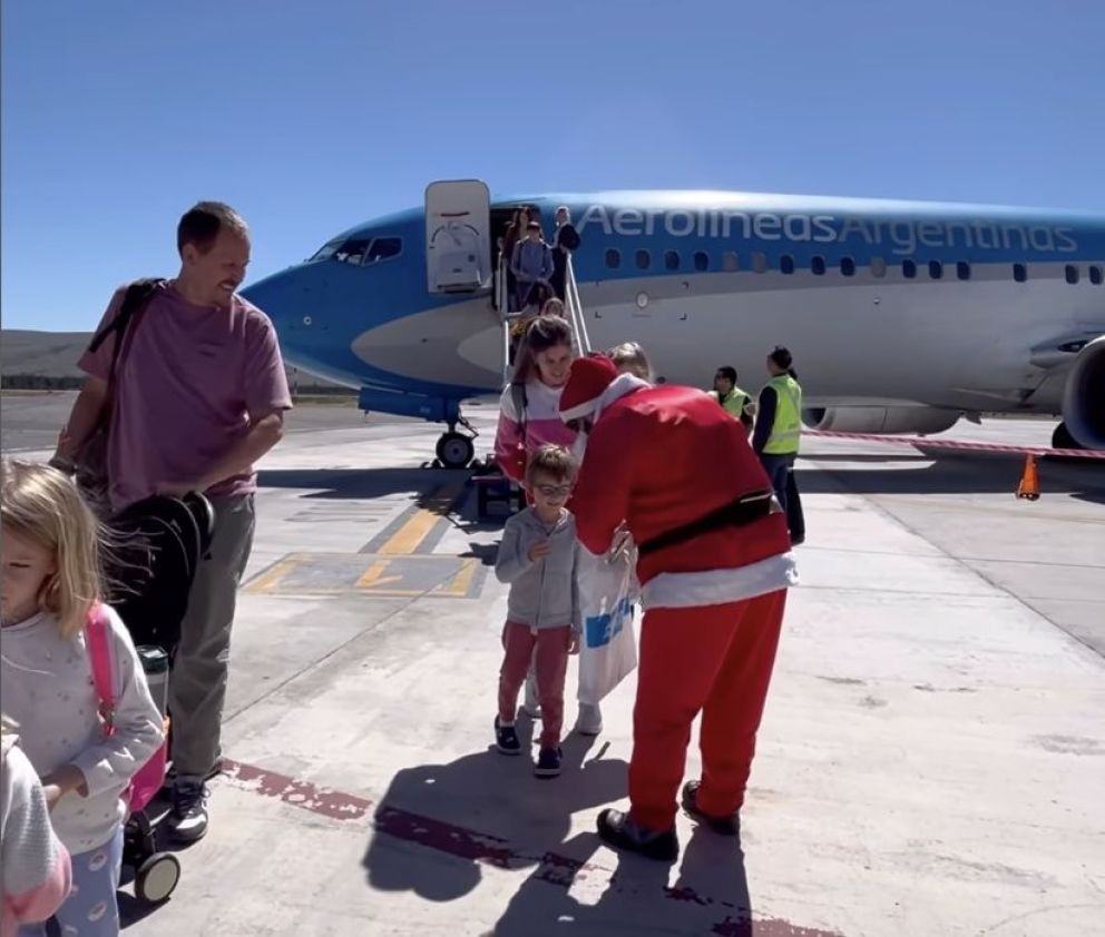 Papá Noel regaló caramelos a los chicos en el aeropuerto Chapelco