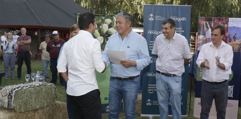 Rolando Figueroa hizo entrega de créditos a empresas durante la Expo Rural