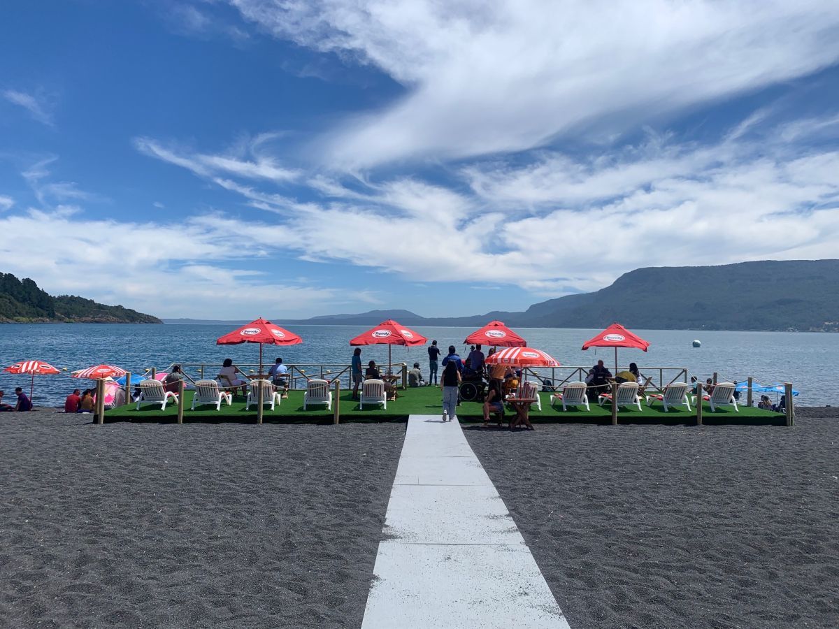 Pucón: la innovadora terraza inclusiva en la playa para personas con discapacidad