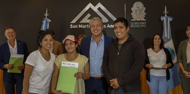 El gobernador entregó 38 escrituras en San Martín de los Andes