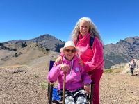 A sus 90 años, Ester subió a la cumbre del Cerro Teta junto a otras 200 mujeres contra el cáncer de mama