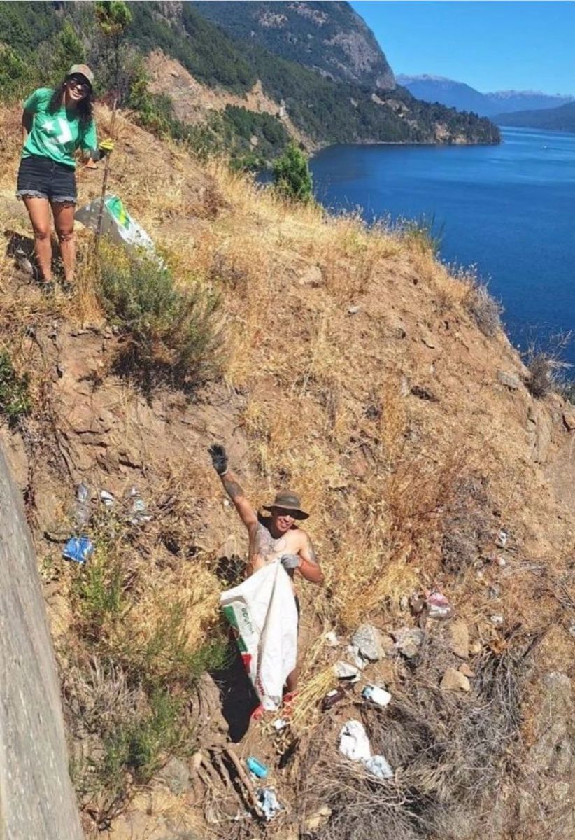 Colillas, botellas y latas: vecinos limpiaron la Ruta 40 hasta Catritre este domingo