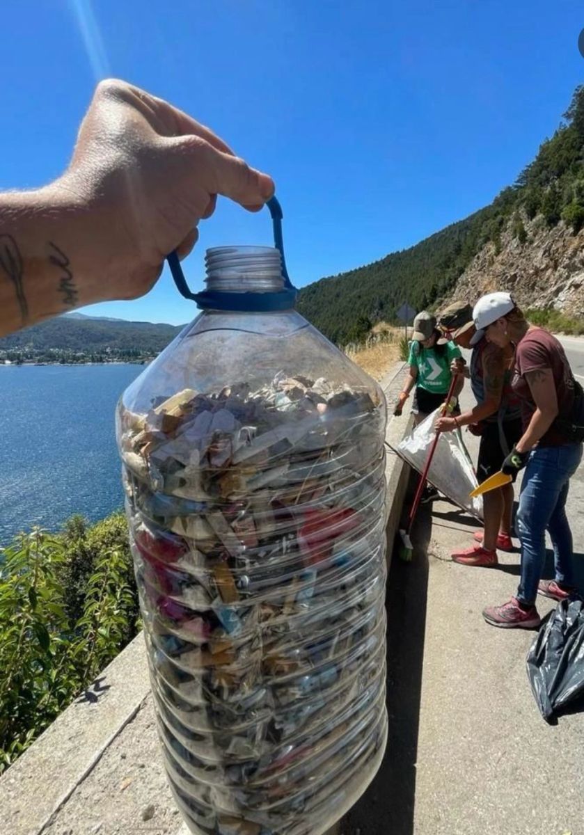 Colillas, botellas y latas: vecinos limpiaron la Ruta 40 hasta Catritre este domingo