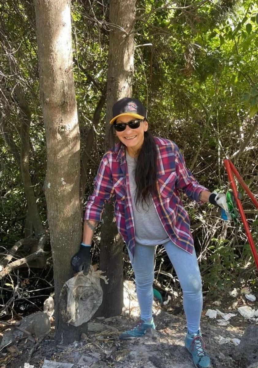 Colillas, botellas y latas: vecinos limpiaron la Ruta 40 hasta Catritre este domingo