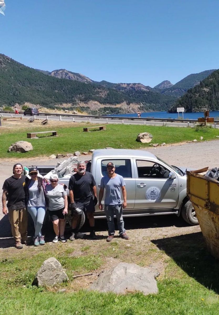 Colillas, botellas y latas: vecinos limpiaron la Ruta 40 hasta Catritre este domingo