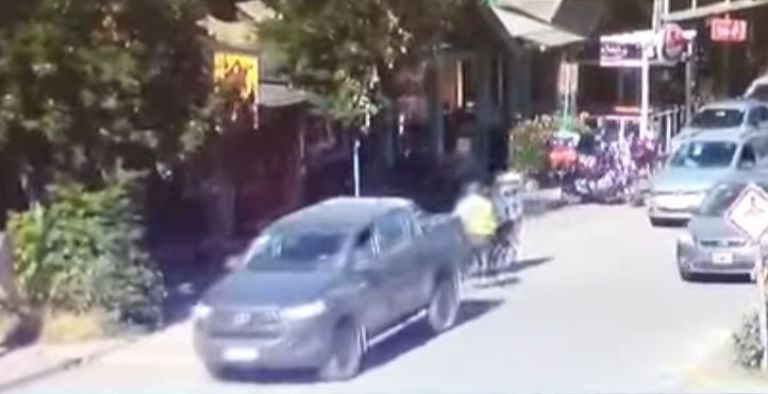 Denuncian a un policía por agredir a un motociclista en pleno centro