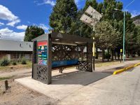 Empezaron a instalar las nuevas "paradas inteligentes" de colectivo en San Martín de los Andes