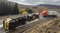 Un camión que transportaba maderas volcó en cercanías a La Rinconada