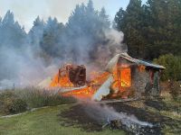 Una casa se incendió por completo y por la acción de Bomberos el fuego no llegó al bosque