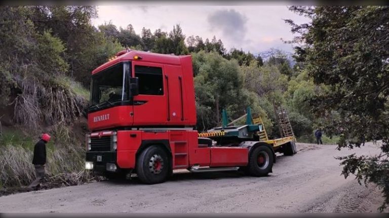 Se cayó la grúa de un acoplado y complica el tránsito en la zona del Vado de Pancho