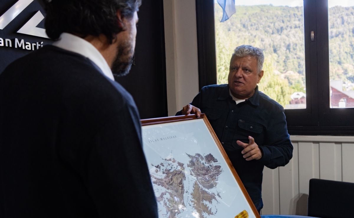 Un mapa de Malvinas, el primer regalo en el aniversario de San Martín de los Andes