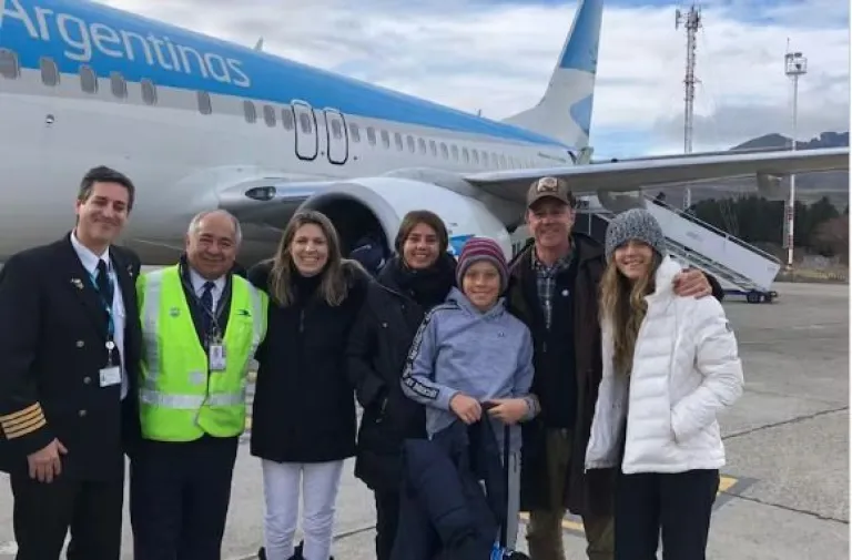 Isela y la familia Cinalli en el Aeropuerto Chapelco