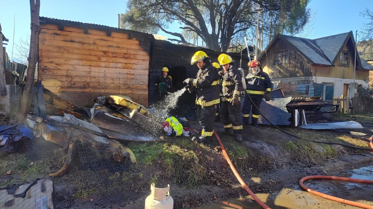 Voraz incendio destruyó tres viviendas en San Martín