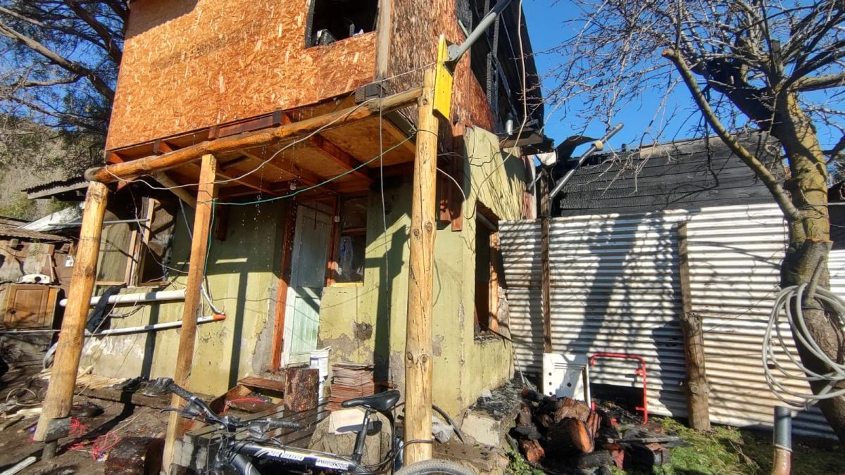 Voraz incendio destruyó tres viviendas en San Martín