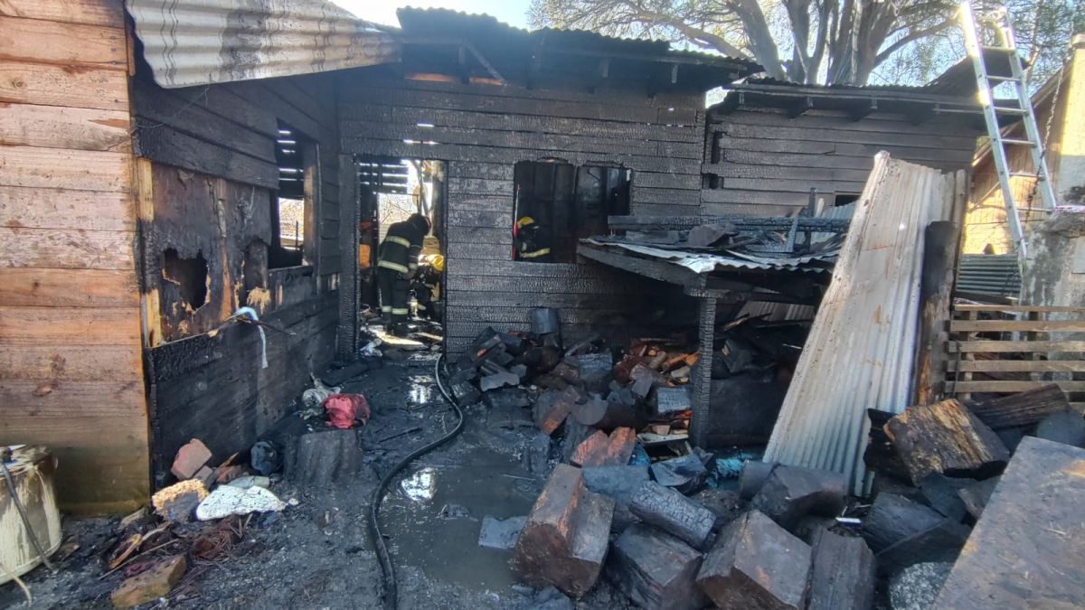 Voraz incendio destruyó tres viviendas en San Martín