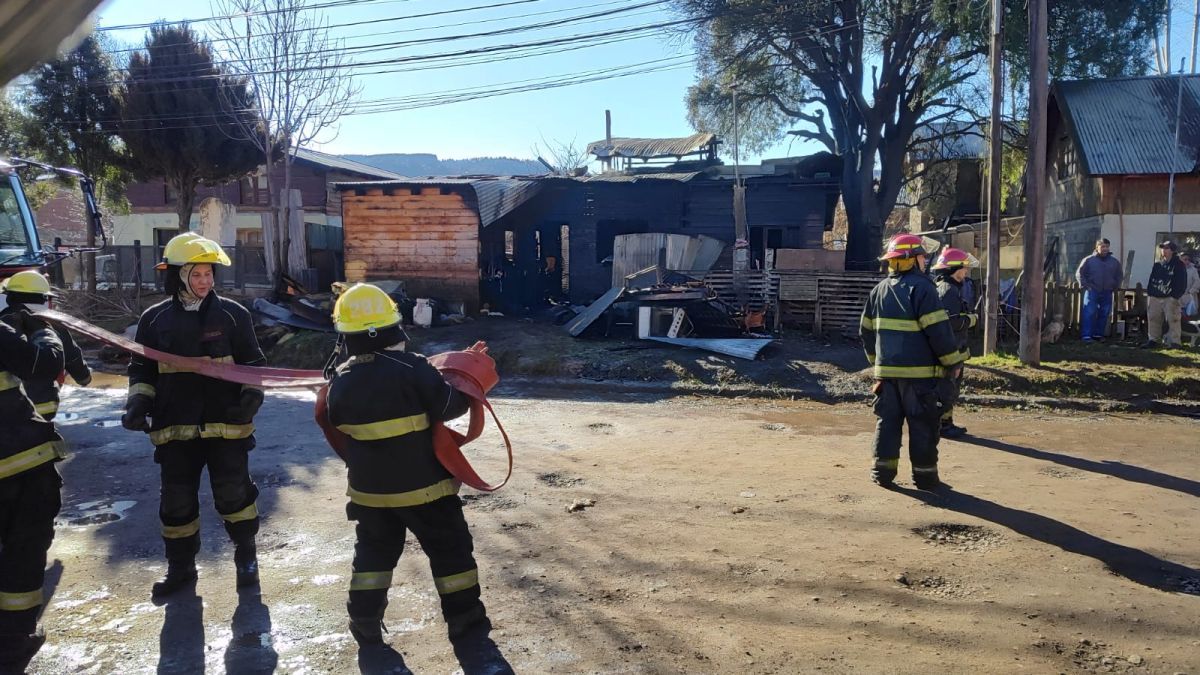 Voraz incendio destruyó tres viviendas en San Martín