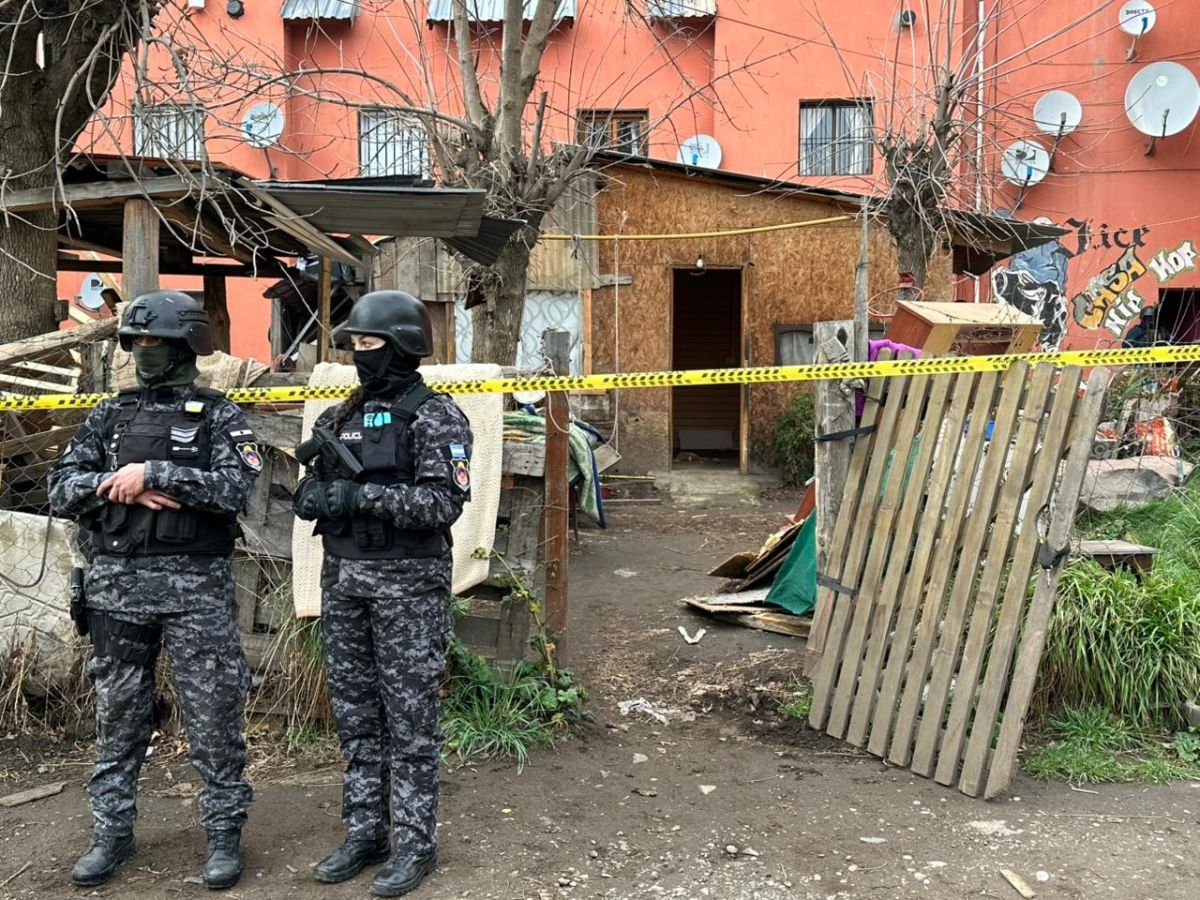 Con la presencia del Gobernador Rolando Figueroa, demuelen un búnker de venta de drogas 