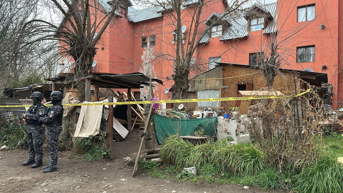 Con la presencia del Gobernador Rolando Figueroa, demuelen un búnker de venta de drogas 