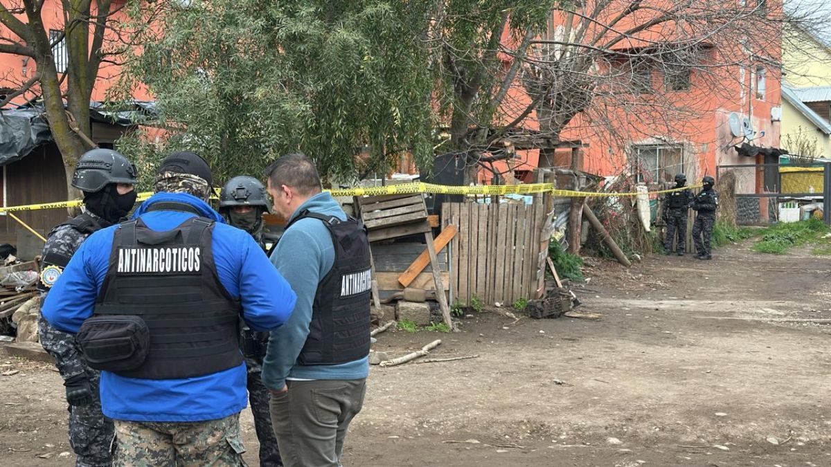 Con la presencia del Gobernador Rolando Figueroa, demuelen un búnker de venta de drogas 