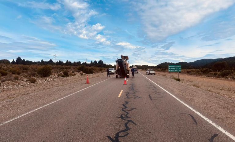 Realizan tareas de bacheo en la Ruta Nacional 40 entre Empalme RN237 y ...