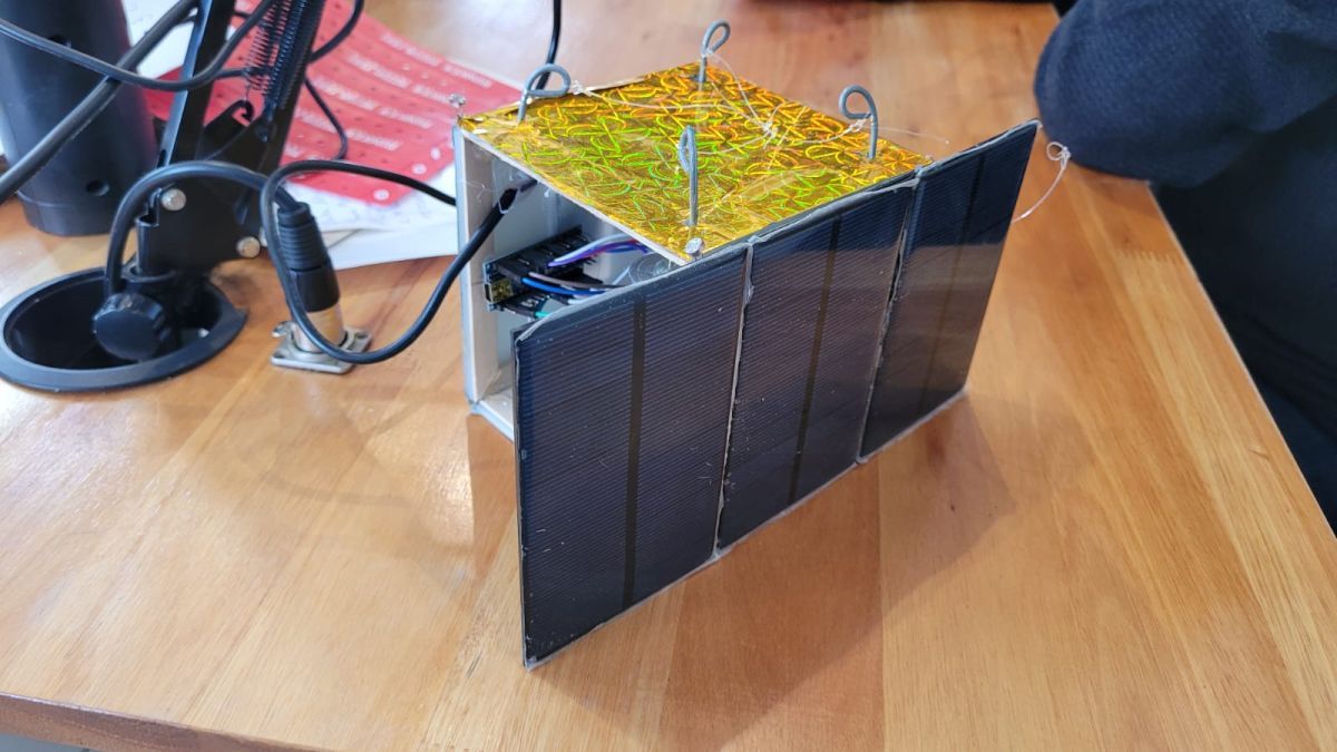 “Construimos un satélite para entender cómo funciona realmente uno en el espacio”