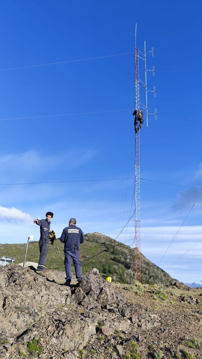 Bomberos de Meliquina refuerzan su red de comunicaciones para la temporada de incendios