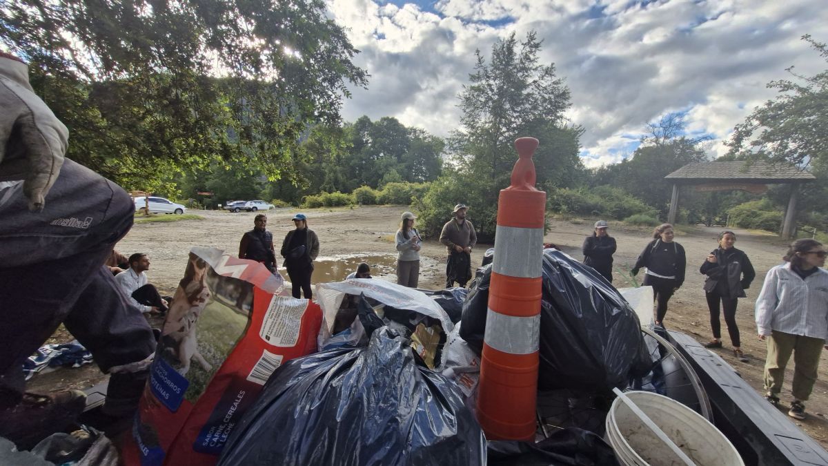 Zig Zag realizó una jornada de limpieza en el acceso a Playa Catritre
