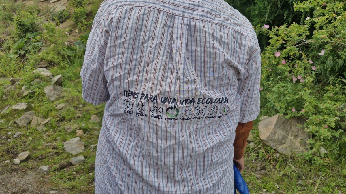 Zig Zag realizó una jornada de limpieza en el acceso a Playa Catritre