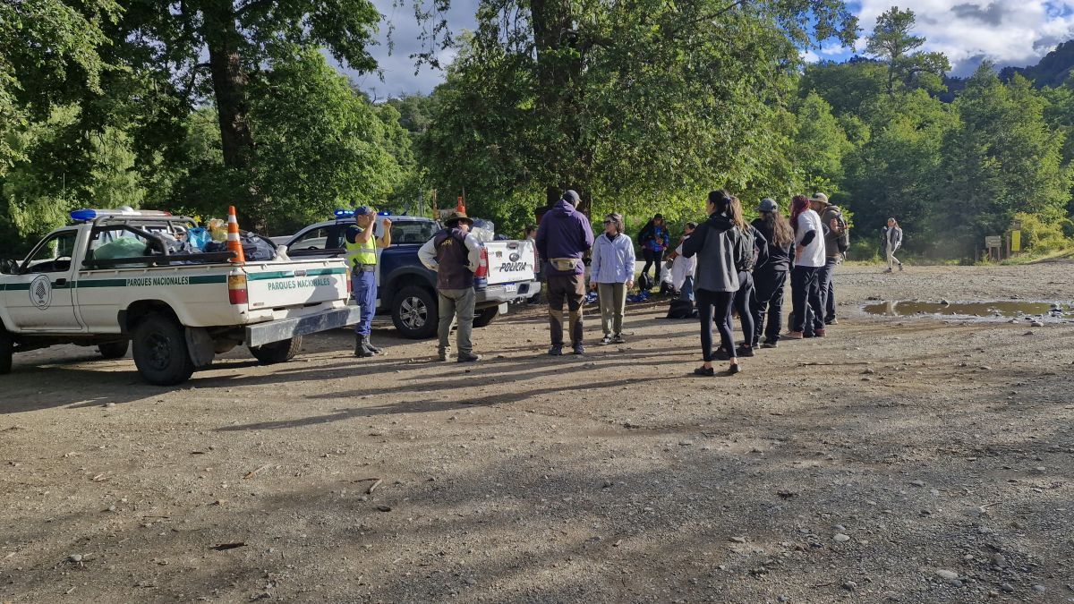Zig Zag realizó una jornada de limpieza en el acceso a Playa Catritre