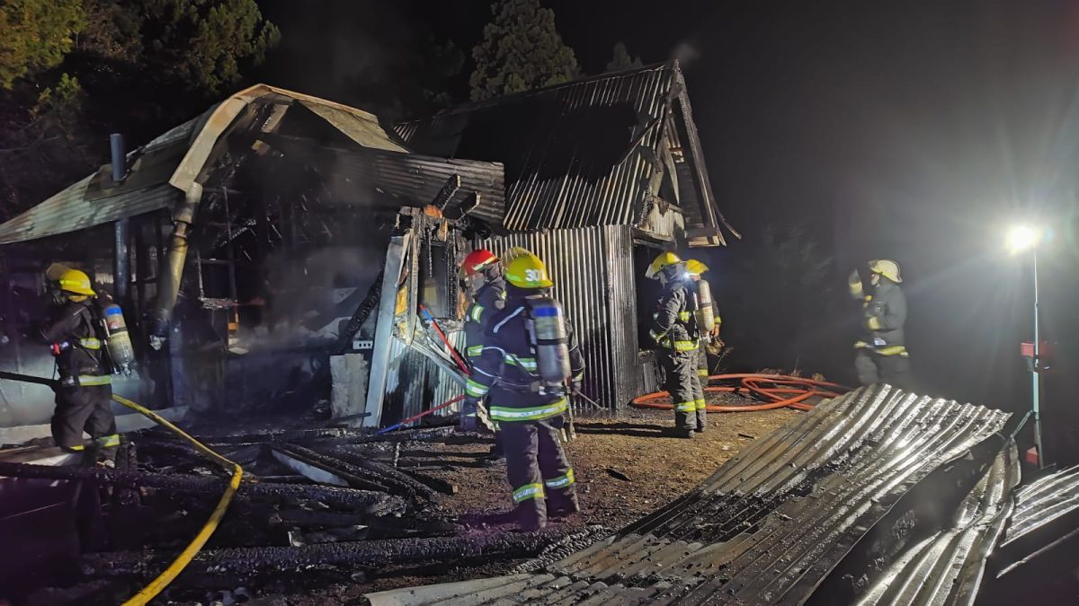 Un incendio destruyó por completo una vivienda en el barrio Los Riscos