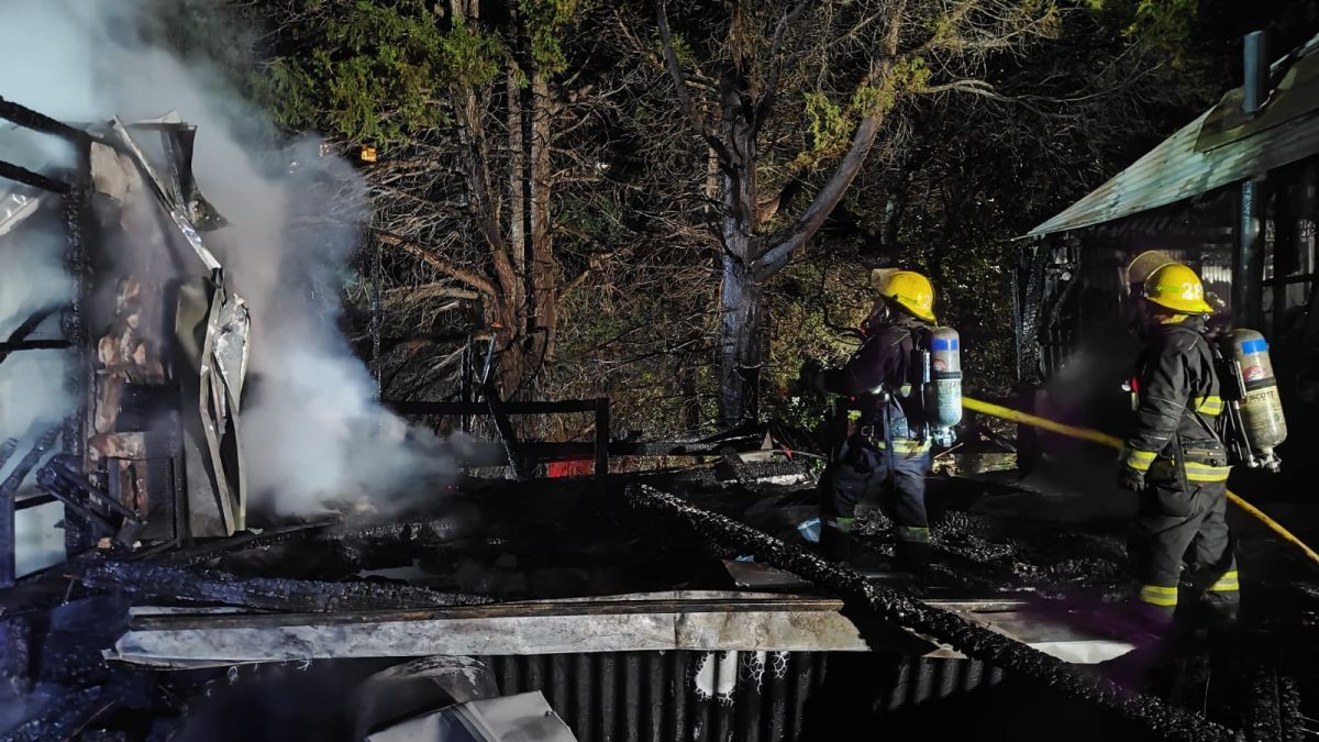 Un incendio destruyó por completo una vivienda en el barrio Los Riscos
