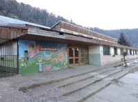 Escuela 89: entre guardapolvos y andamios, las clases comenzaron en el gimnasio