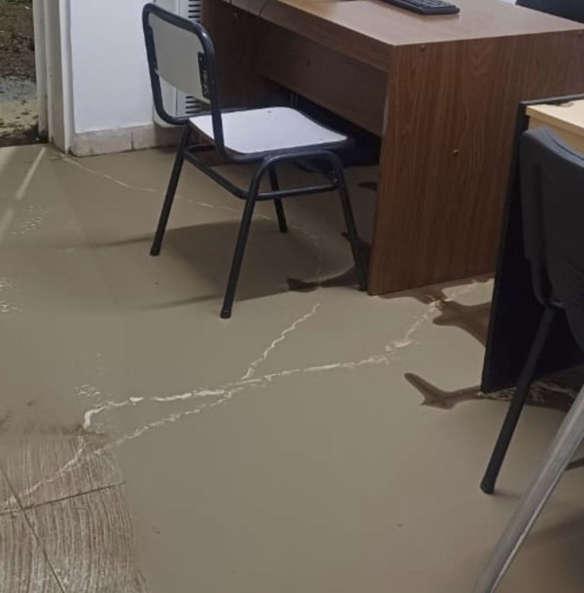 Conflicto en CPEM 57: oficinas inundadas y pérdidas materiales