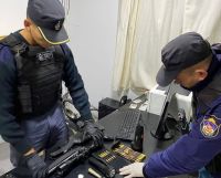 Demoran a cuatro hombres y secuestran armas y equipos de caza en un control nocturno