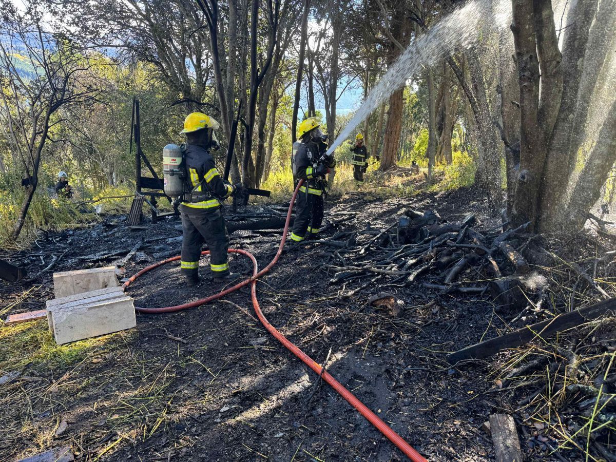 Se incendió un obrador en Meliquina y dos dotaciones de Bomberos evitaron que el fuego se propague