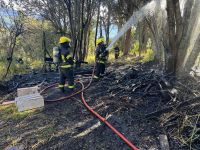 Se incendió un obrador en Meliquina y dos dotaciones de Bomberos evitaron que el fuego se propague