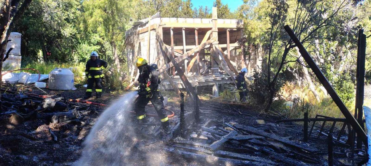 Se incendió un obrador en Meliquina y dos dotaciones de Bomberos evitaron que el fuego se propague