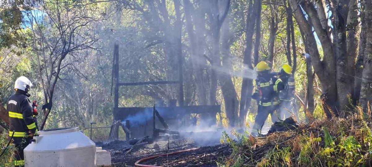 Se incendió un obrador en Meliquina y dos dotaciones de Bomberos evitaron que el fuego se propague