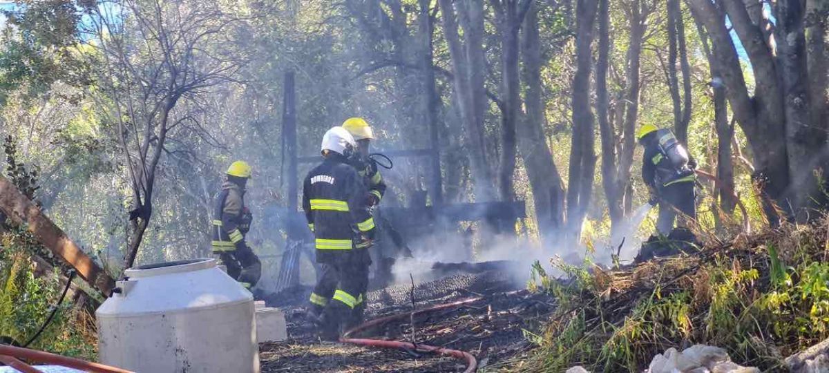 Se incendió un obrador en Meliquina y dos dotaciones de Bomberos evitaron que el fuego se propague