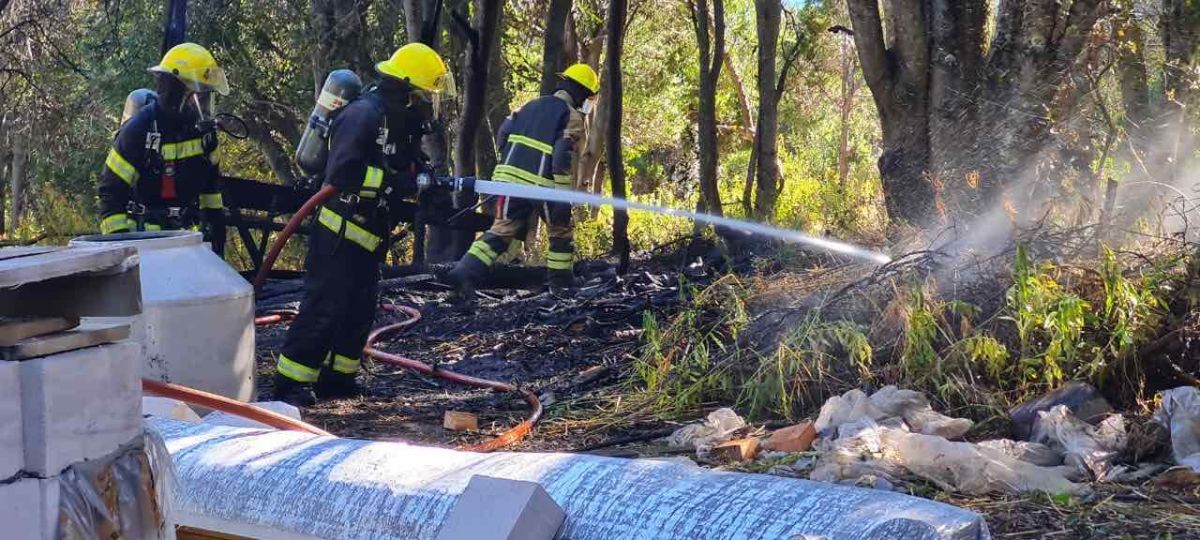 Se incendió un obrador en Meliquina y dos dotaciones de Bomberos evitaron que el fuego se propague