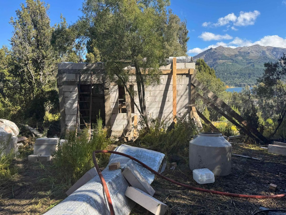 Se incendió un obrador en Meliquina y dos dotaciones de Bomberos evitaron que el fuego se propague