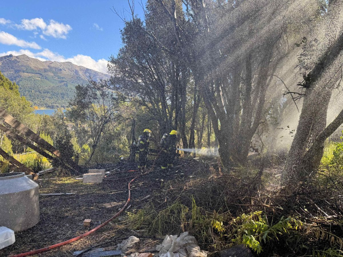 Se incendió un obrador en Meliquina y dos dotaciones de Bomberos evitaron que el fuego se propague